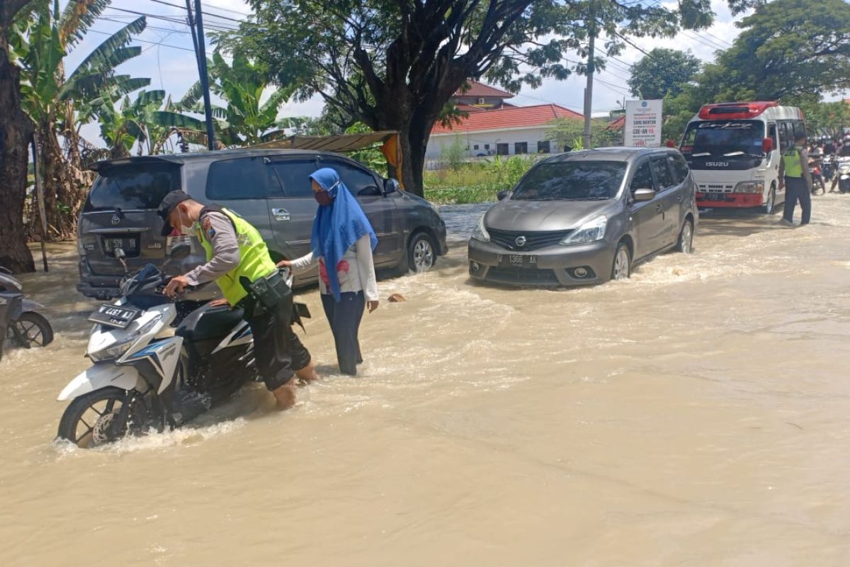 Banjir luapan Kali Lamong ganggu jalan penghubung dua kecamatan di Gresik