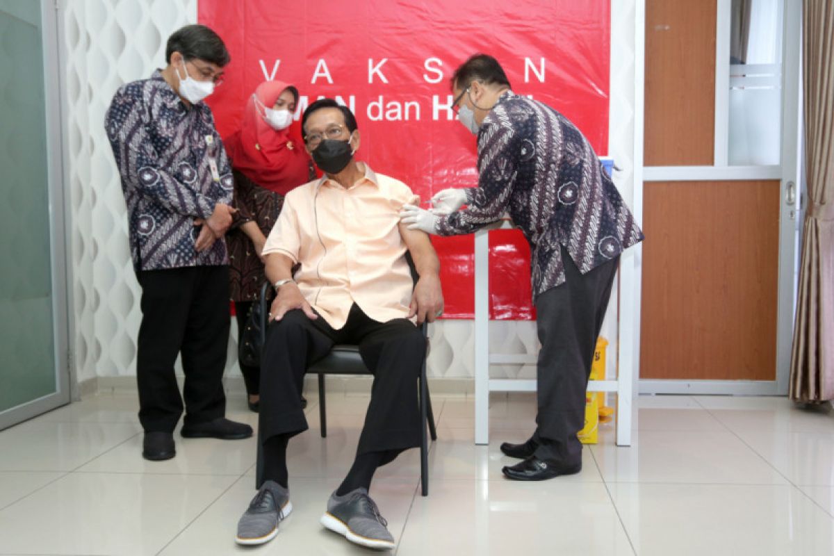 Sultan HB X dan Ratu Hemas jalani vaksinasi COVID-19 dosis pertama