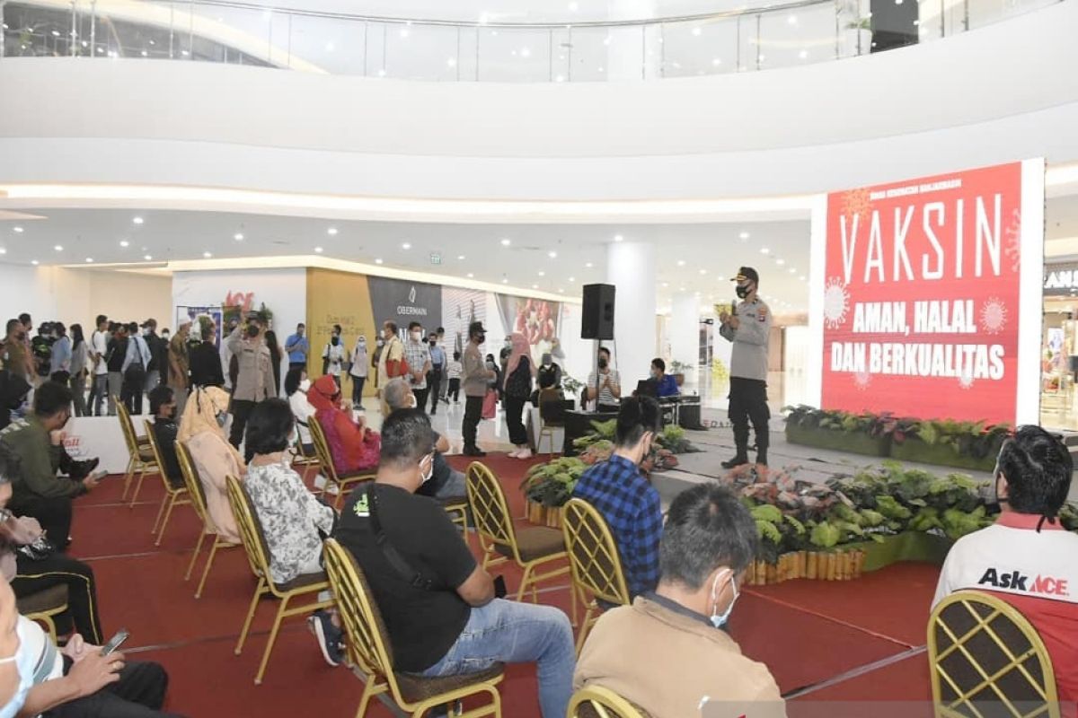 Polda Kalsel edukasi vaksinasi pekerja dan pengunjung mal