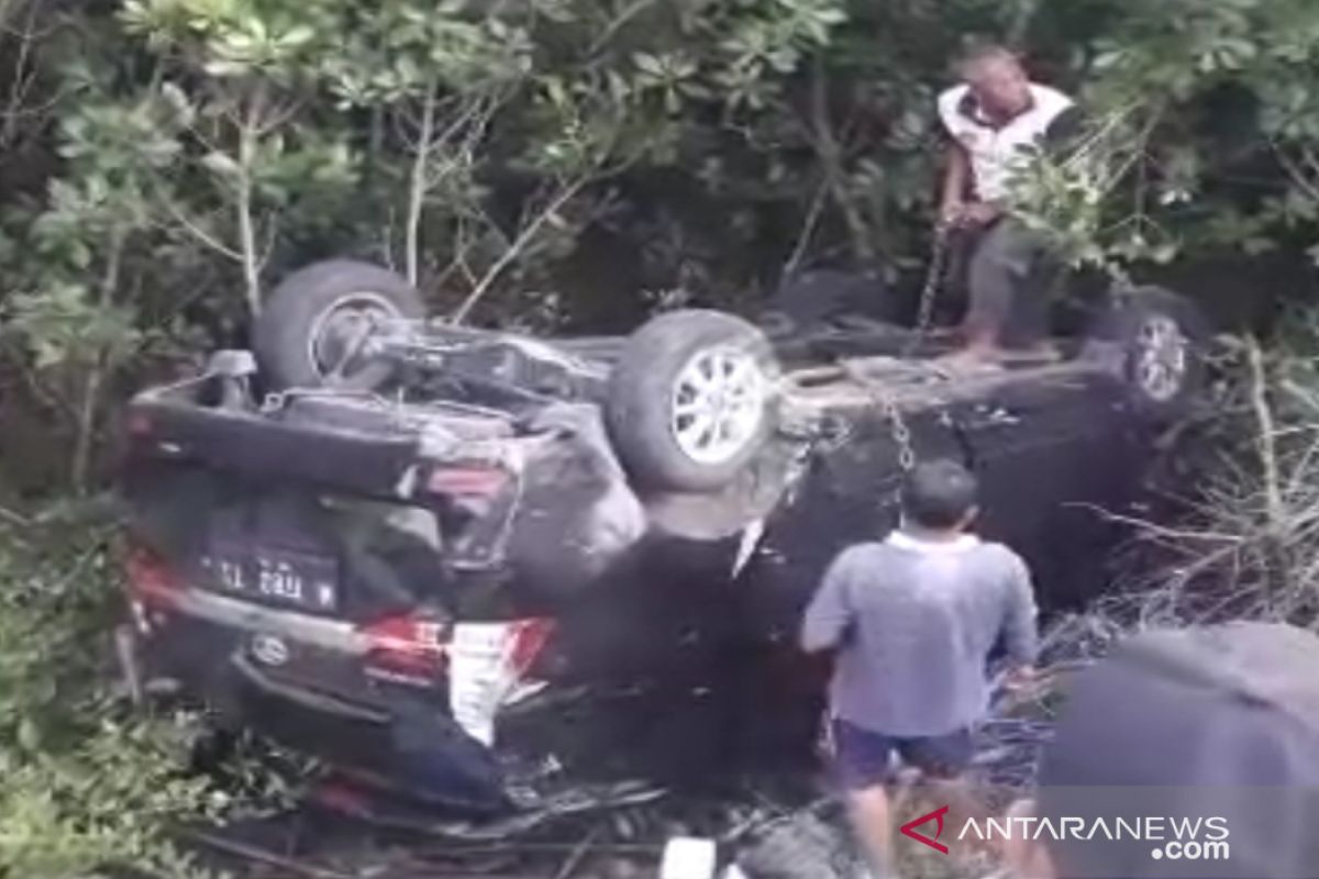 Gara-gara rem blong, sebuah mobil kecebur ke laut