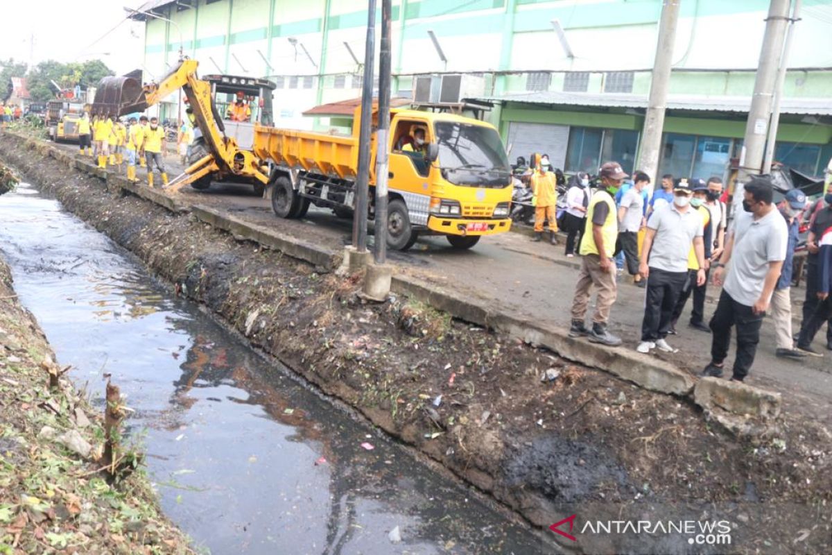 Pemkot Medan korek dan bersihkan parit penyebab banjir