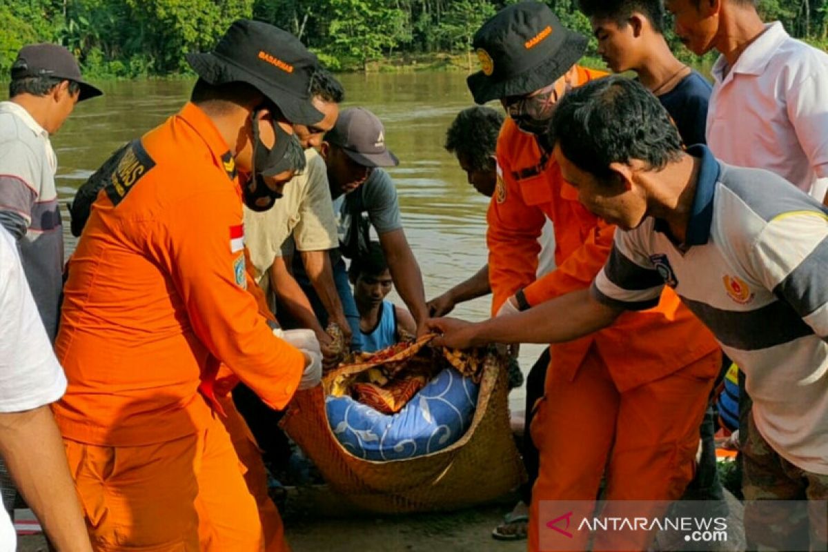 Seorang nelayan tewas terbawa arus sungai setelah perahunya terbalik