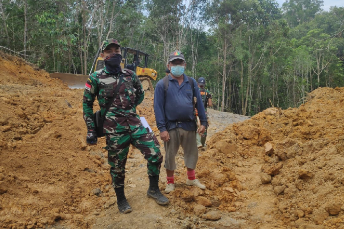 Di hari libur TNI dan warga tetap bekerja laksanakan program TMMD