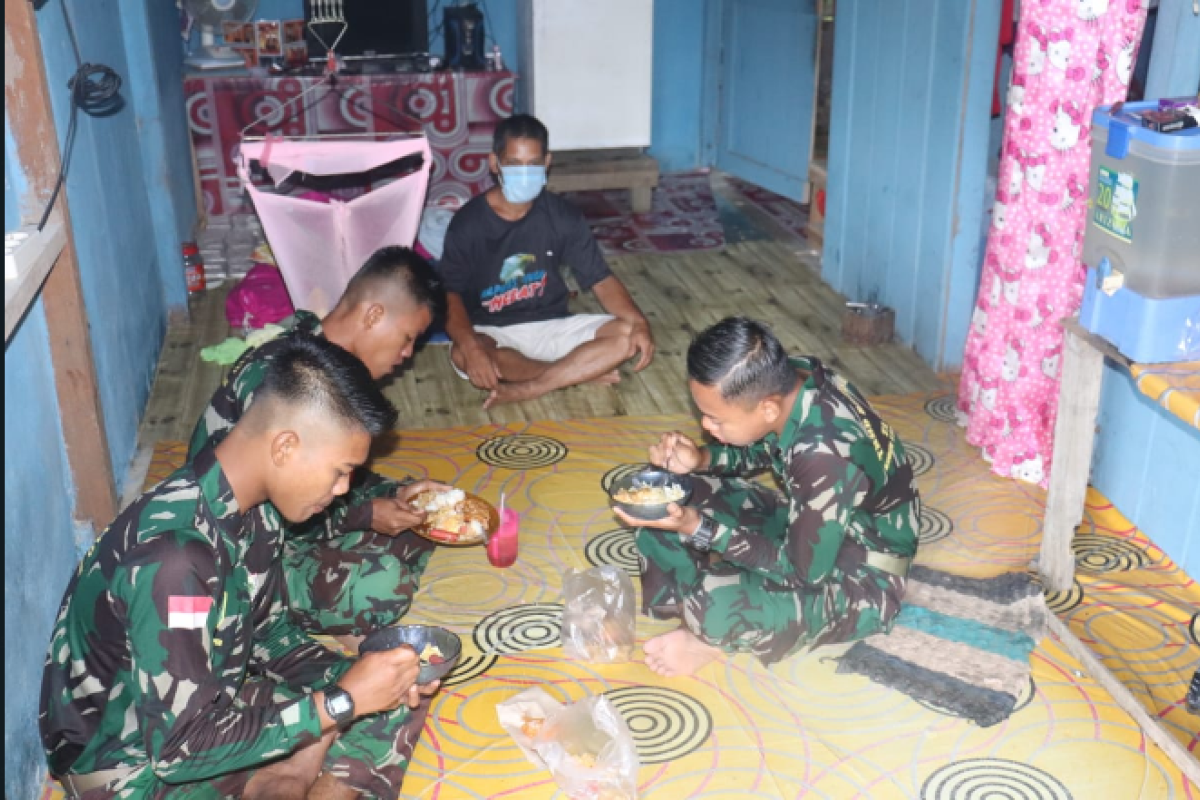 Anggota TMMD ke-110 Kodim 1206/PSB berbaur dan makan bersama warga