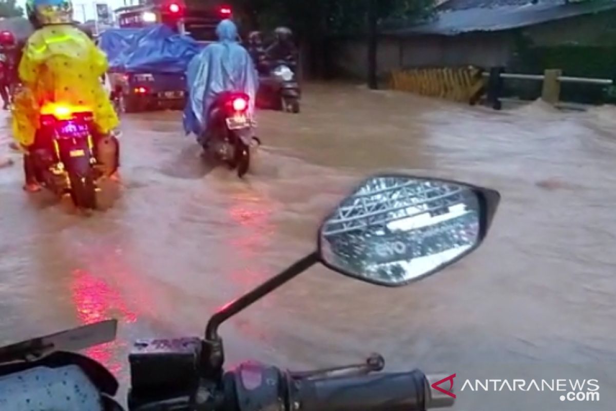 Jalan nasional Sampang-Bangkalan tergenang banjir, lalu lintas tersendat