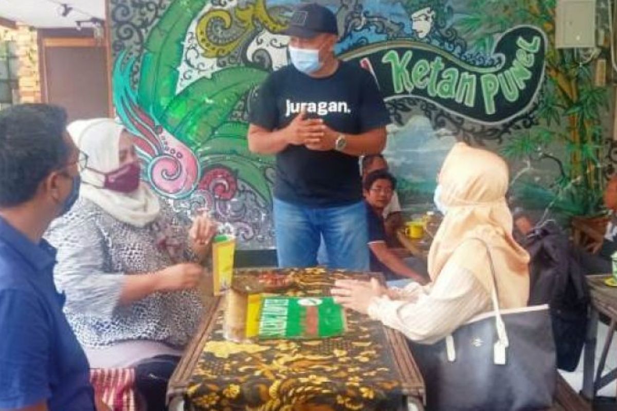Kedai Ketan Punel di Surabaya beri layanan gratis warga yang sudah vaksin