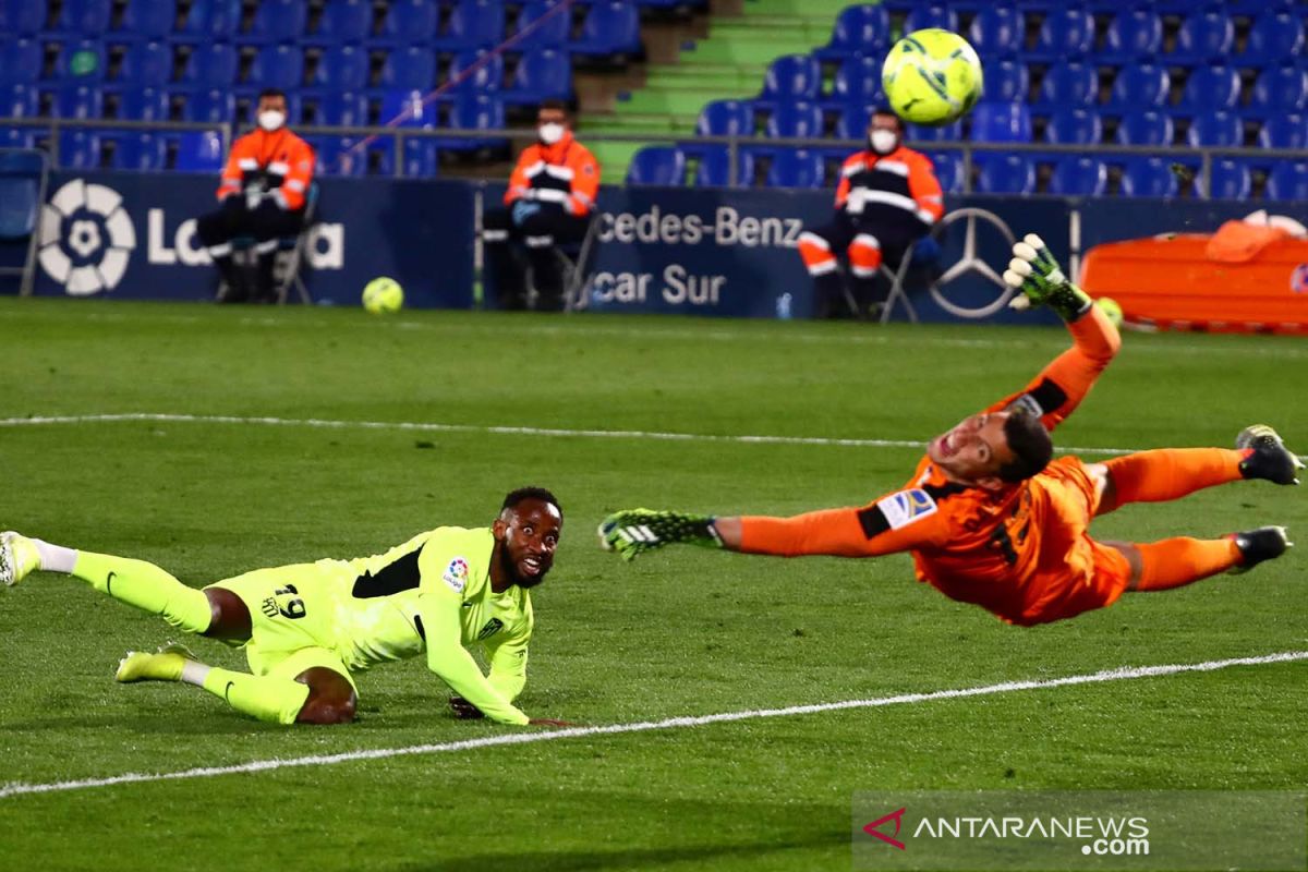 Pemain Atletico Moussa Dembele dikabarkan pingsan saat latihan