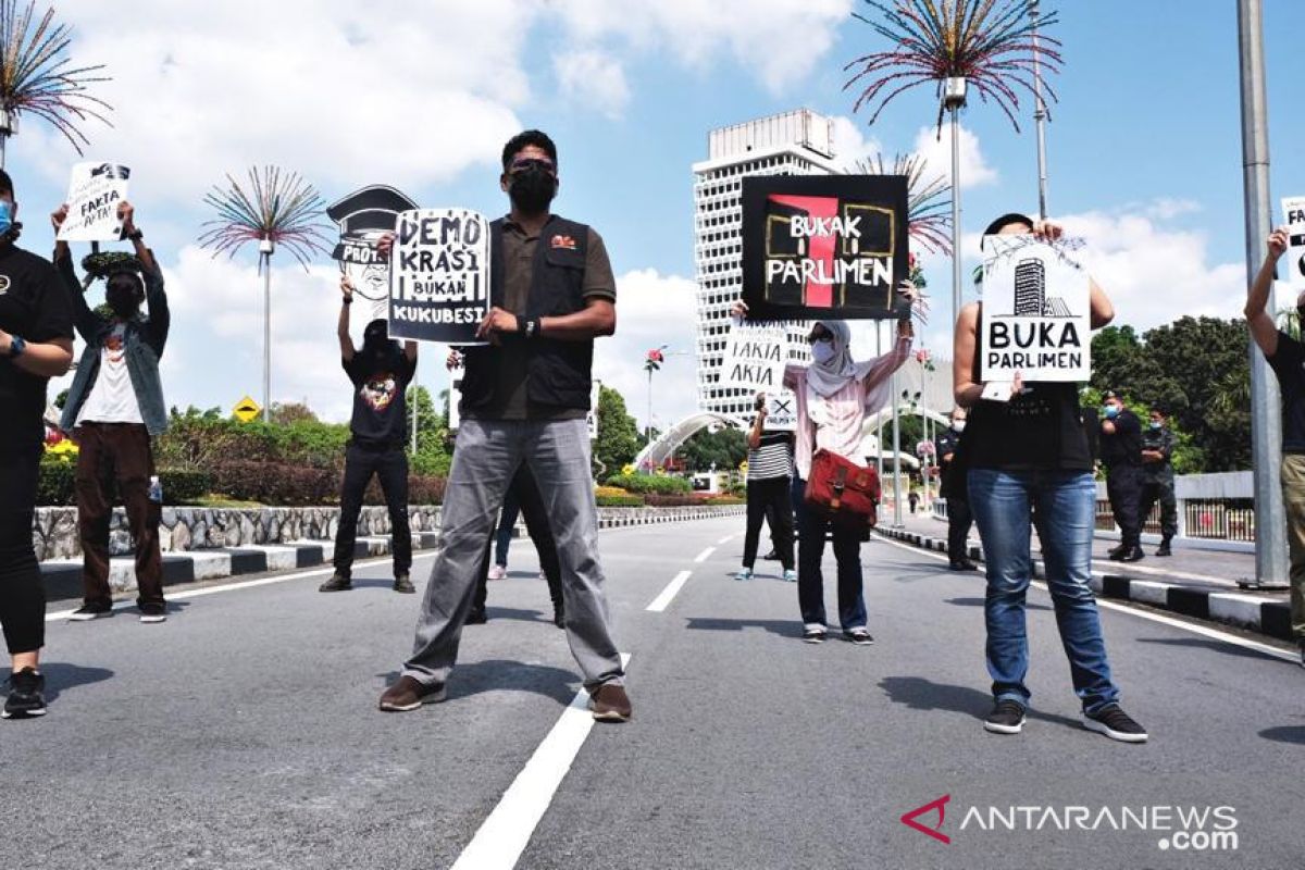 Unjuk rasa menolak proklamasi darurat di Kuala Lumpur