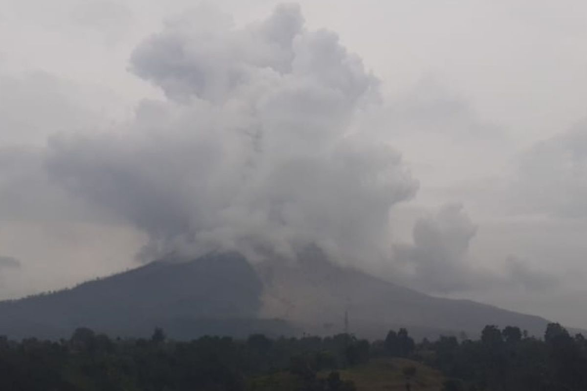 Gunung Sinabung erupsi, abu vulkanik tidak teramati