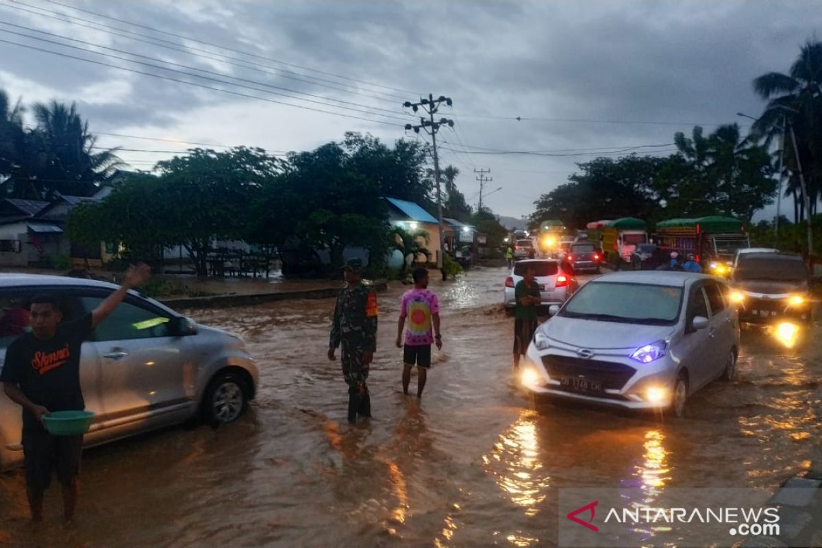 Banjir tutup lintas Sulawesi di Gorontalo Utara-Kabupaten Gorontalo