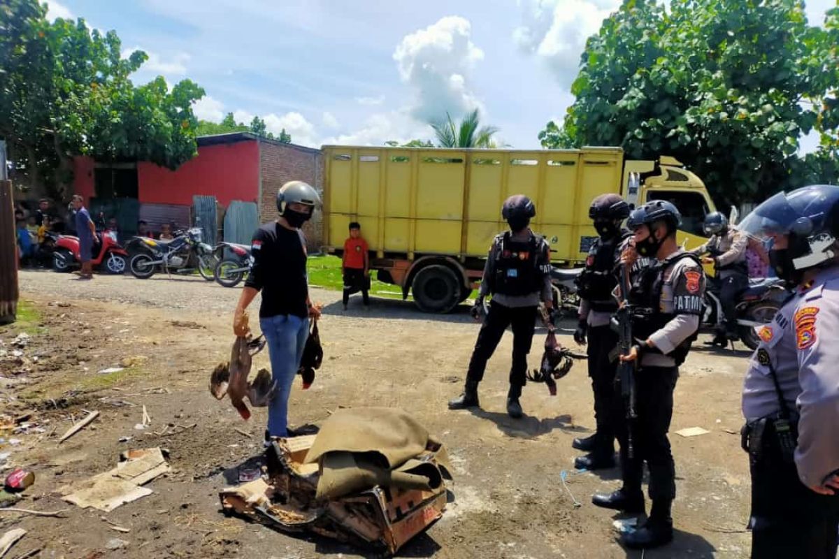 Unit Patmor Polres Bima Kota bubarkan judi sabung ayam di Tanjung