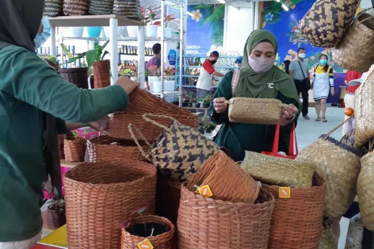 Pengrajin anyaman kebanjiran orderan dari luar daerah