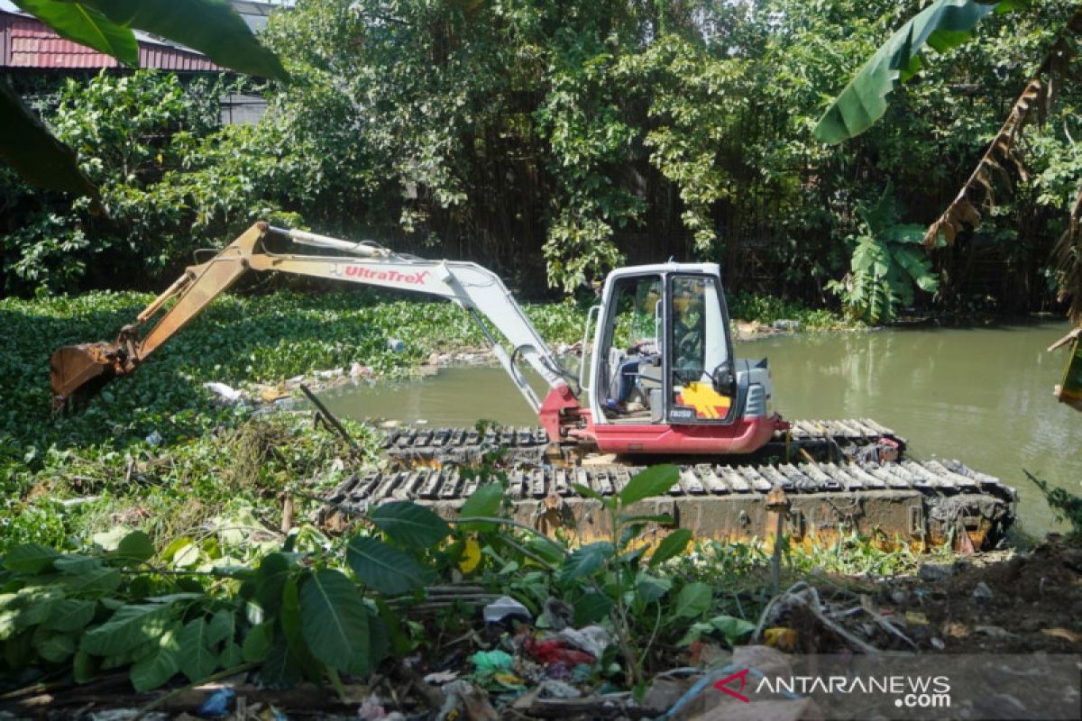 PU Makassar keruk sungai dan kanal untuk cegah banjir