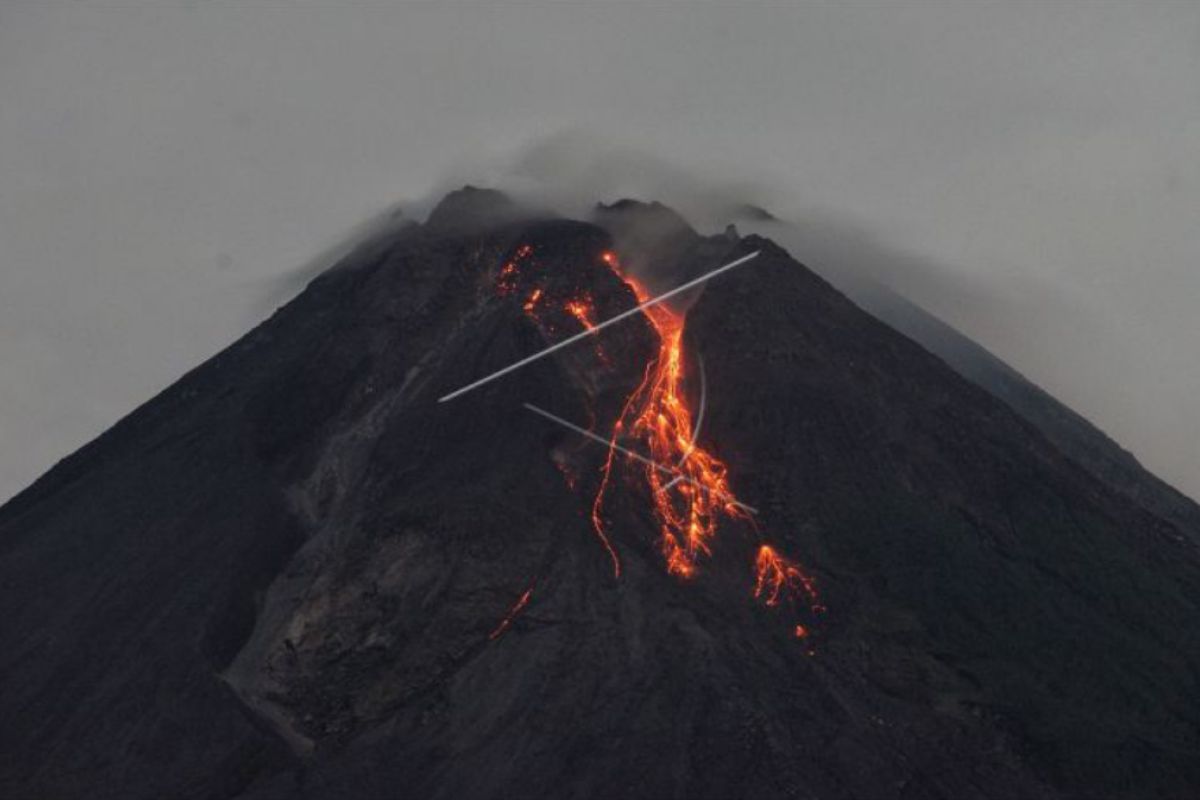 Mount Merapi emits incandescent lava 3 times as far as 900 meters