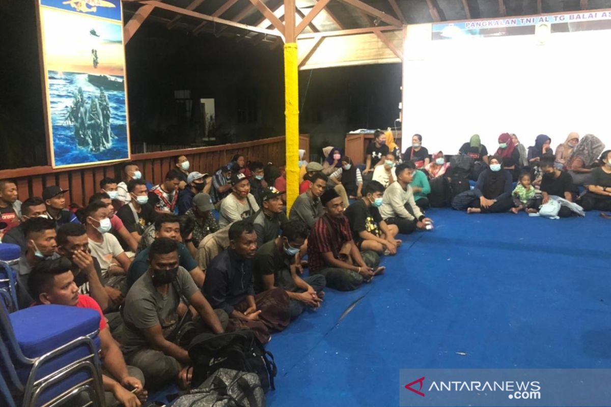 TNI AL TBA amankan seratusan pekerja migran ilegal di Pulau Jemur