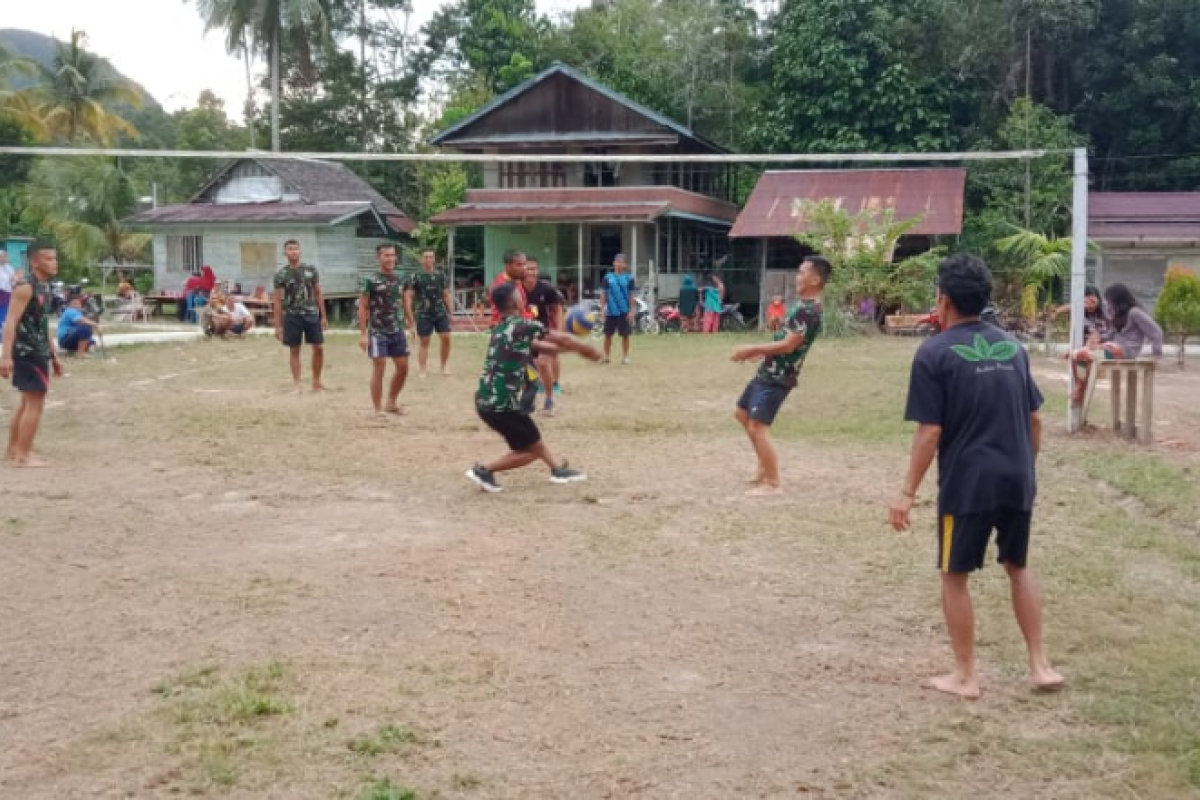 Melalui kegiatan olahraga Satgas TMMD berbaur dengan masyarakat