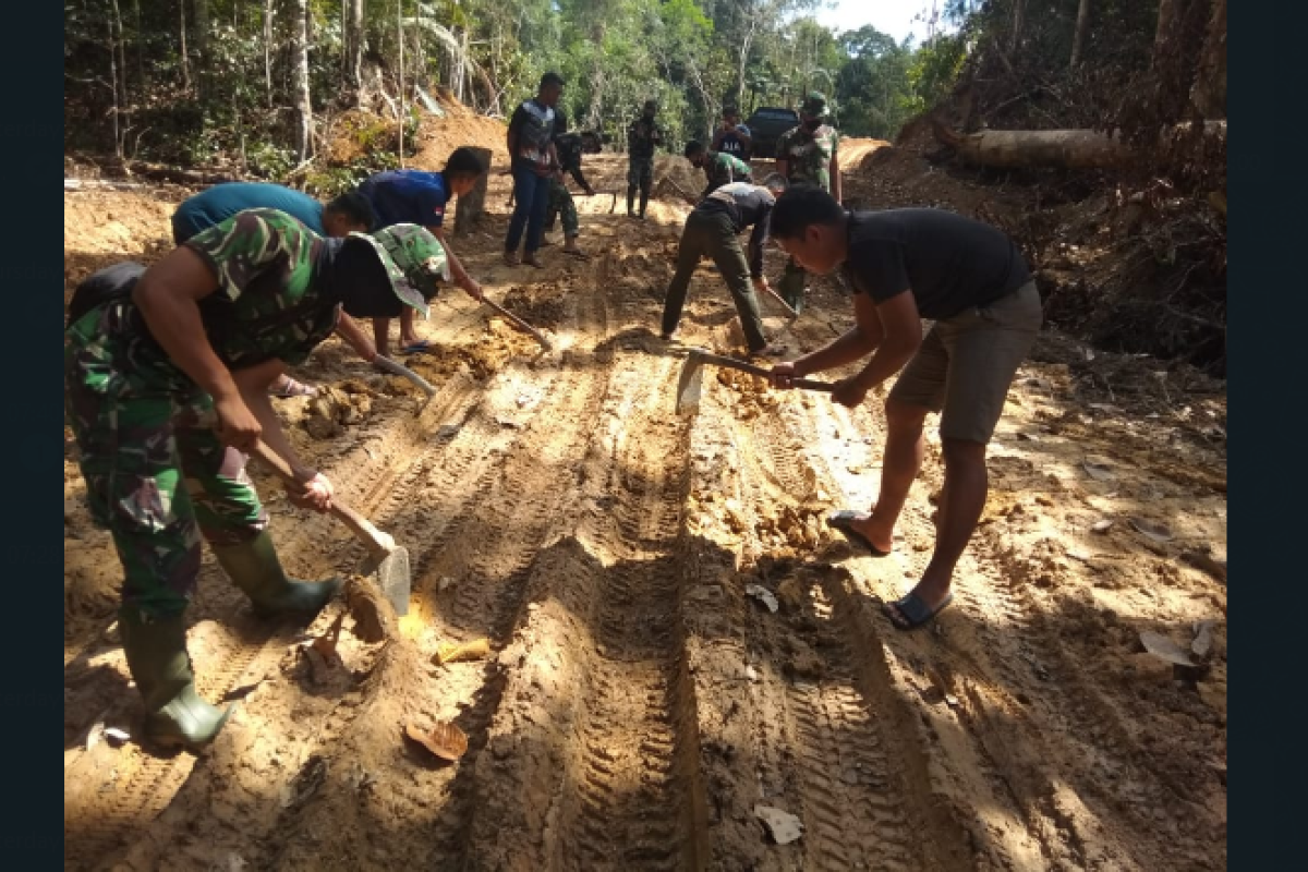 Padatkan Jalan, Satgas TMMD 110/Kodim 1206/PSB lancarkan akses warga