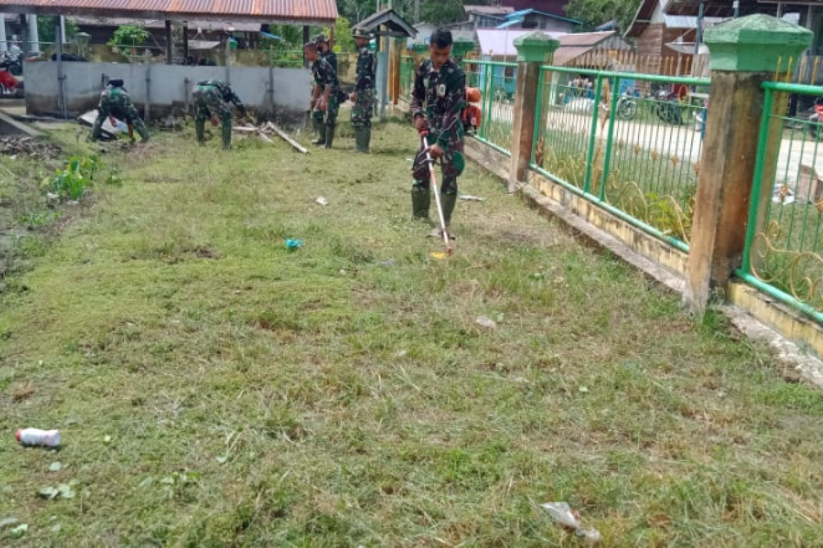 Biro Humas bersih dan hijaukan masjid di Lhoknga