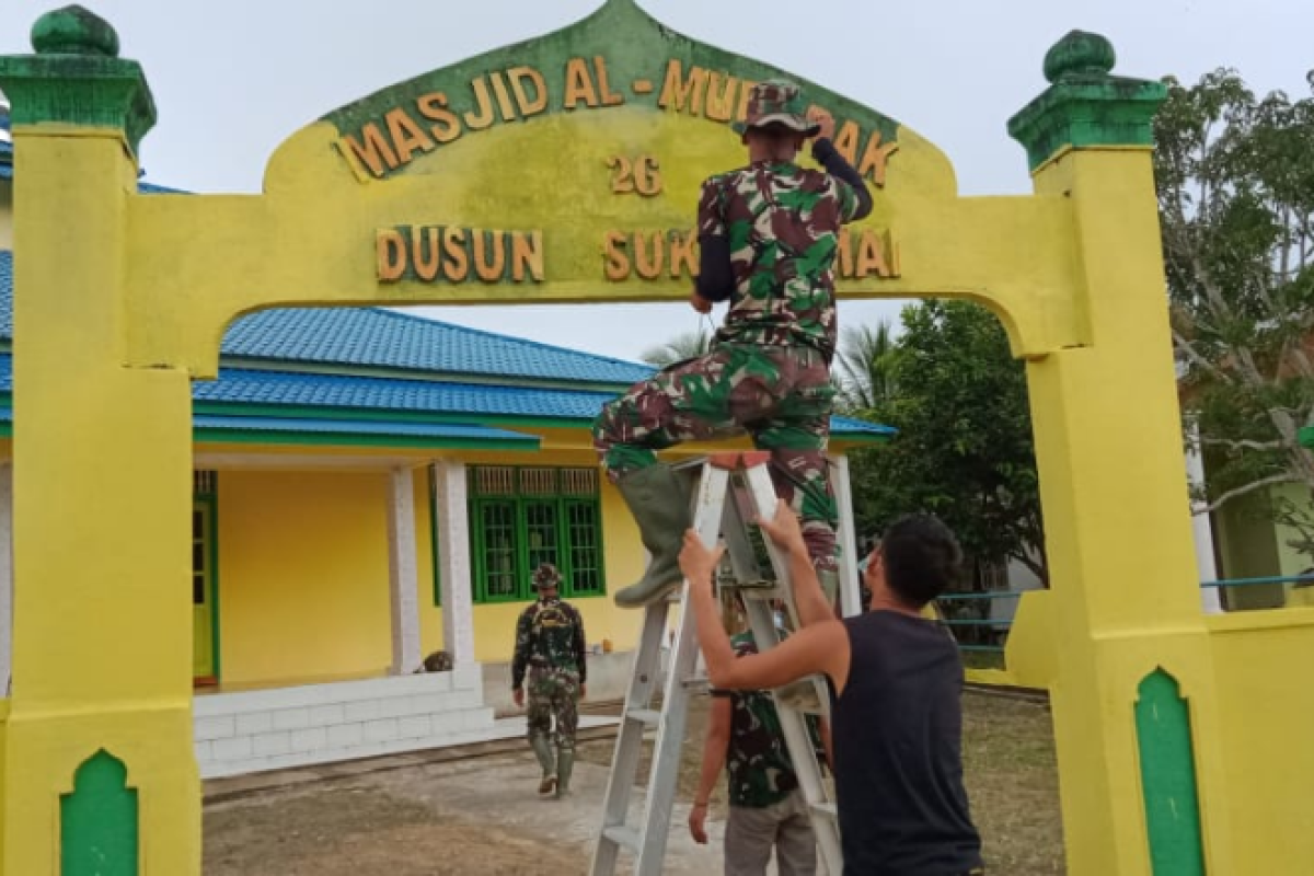 Satgas TMMD Kodim 1206/PSB bantu warga mengecat Masjid Al-mubarak