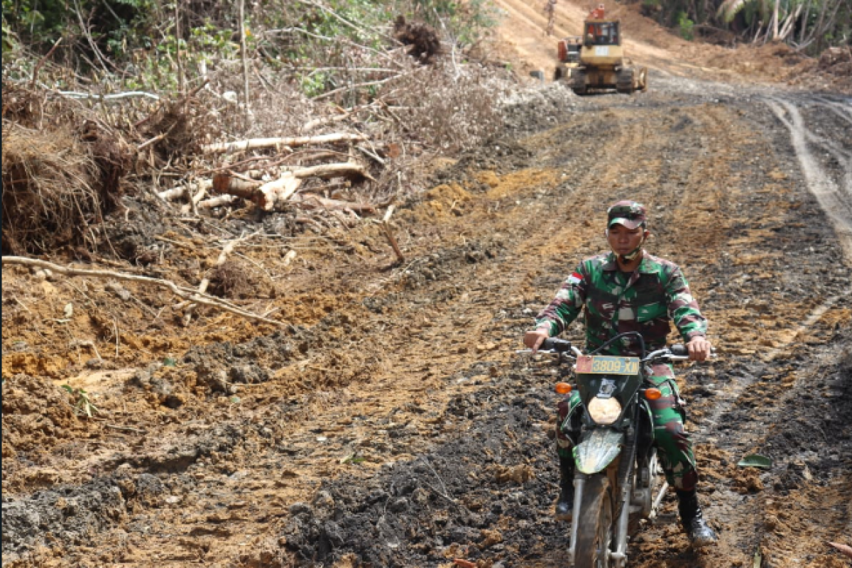 Kasdim 1206/PSB cek pengerjaan TMMD gunakan sepada motor