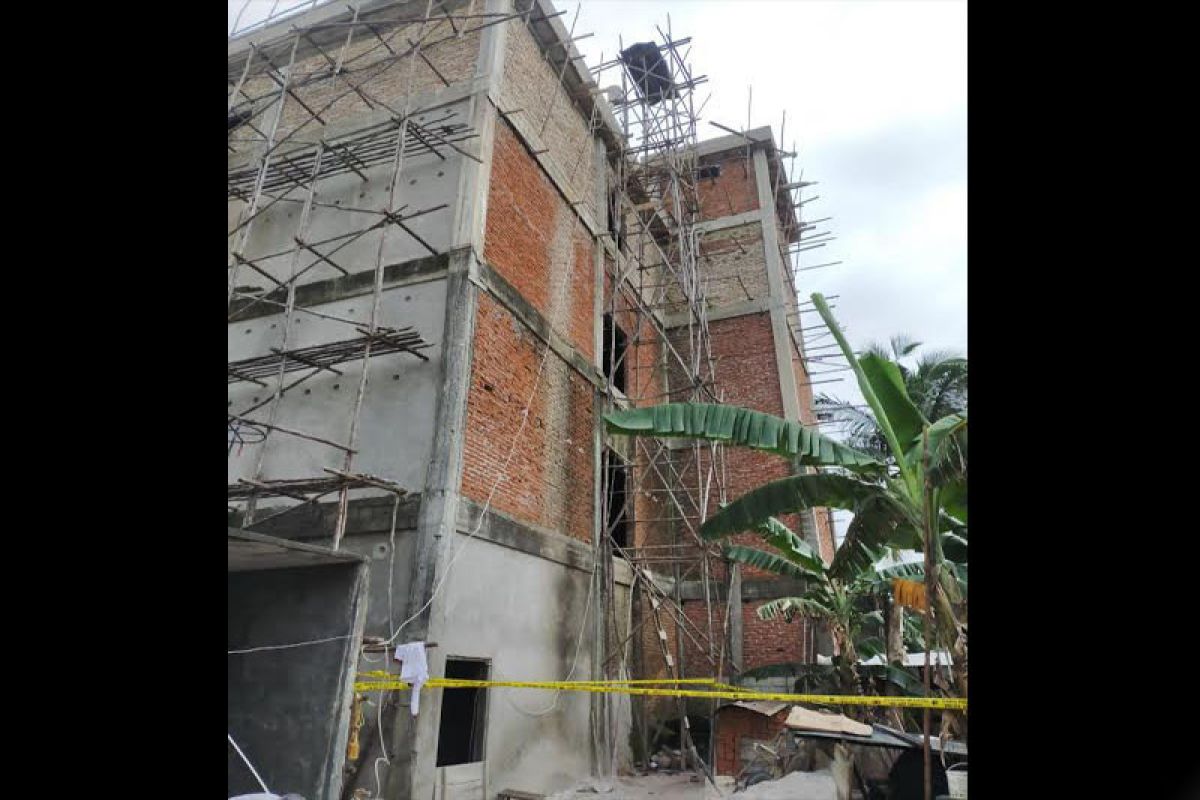 Pekerja bangunan meninggal  terjatuh dari lantai 4 sarang burung walet