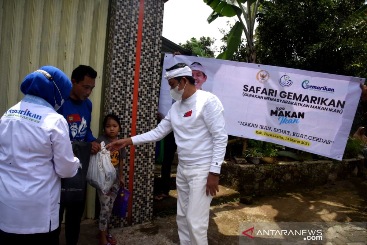 Kampanyekan gemar makan ikan, Dedi Mulyadi bagikan ikan segar pada warga