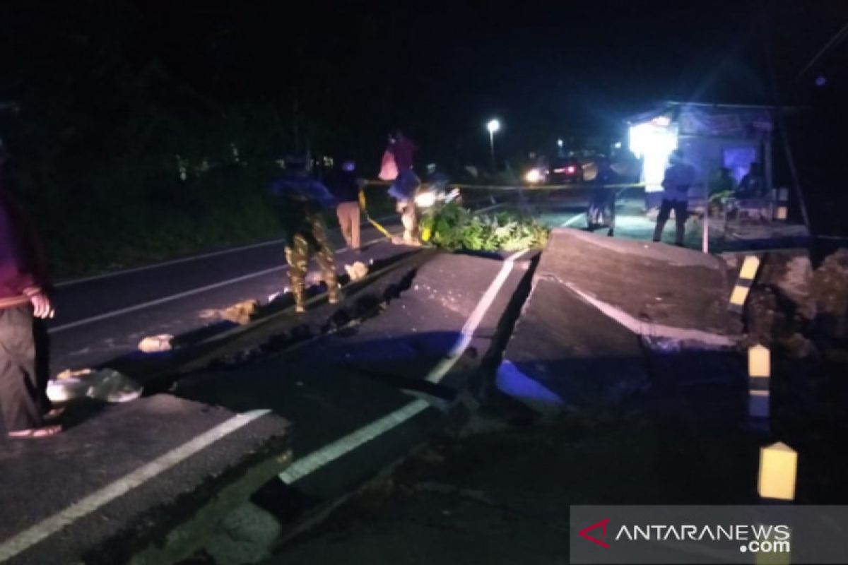 Curah hujan tinggi picu jalan amblas 14 meter, puluhan meter lainnya retak