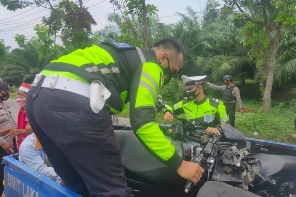 Pengendara sepeda motor tewas ditabrak mobil barang