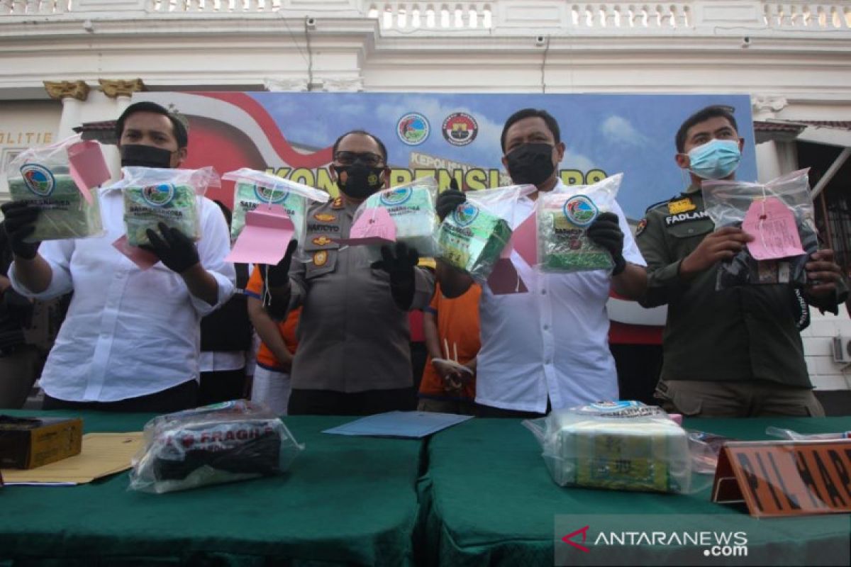 Polrestabes Surabaya menggagalkan peredaran 8,3 kilogram sabu-sabu