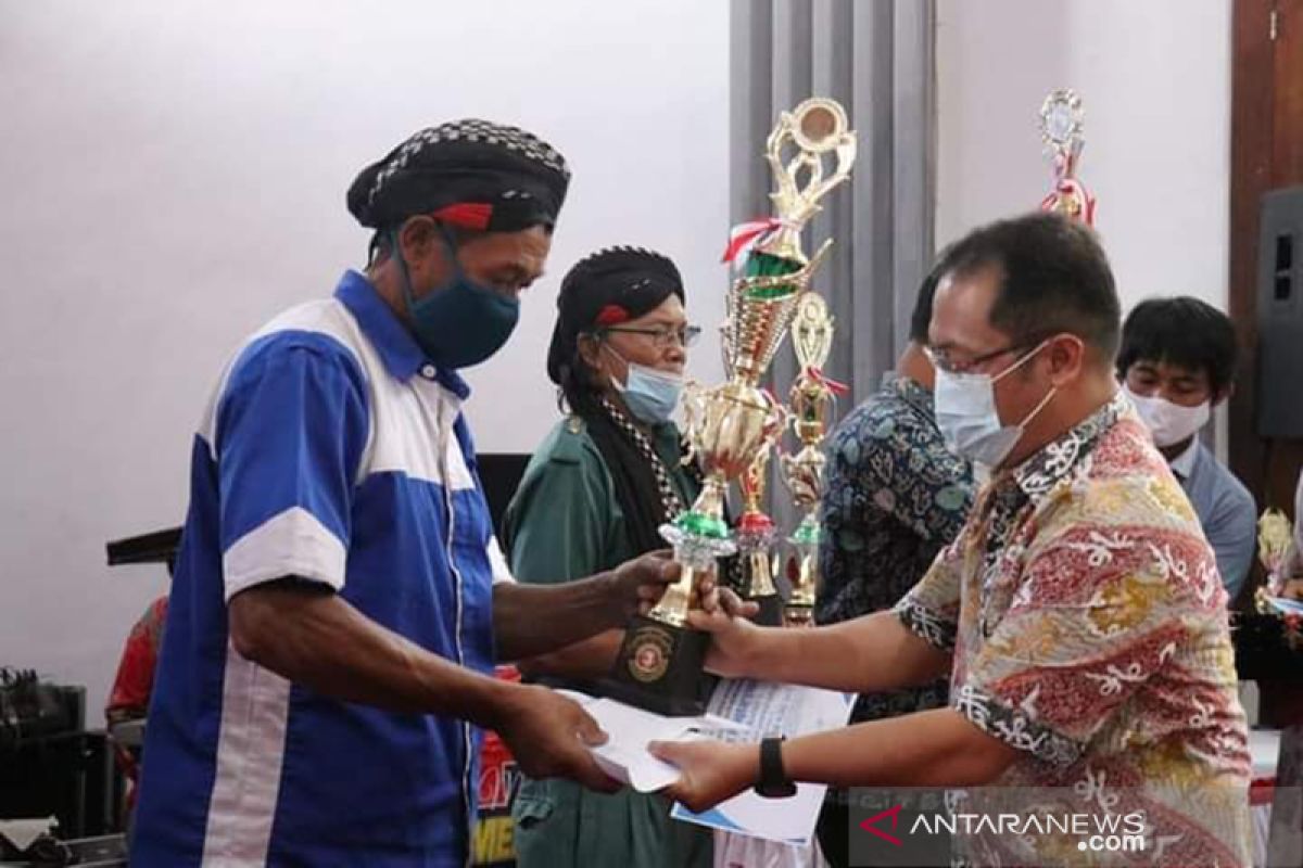 Bupati serahkan hadiah kepada pemenang festival Kapung Sakti Ratau Betuah