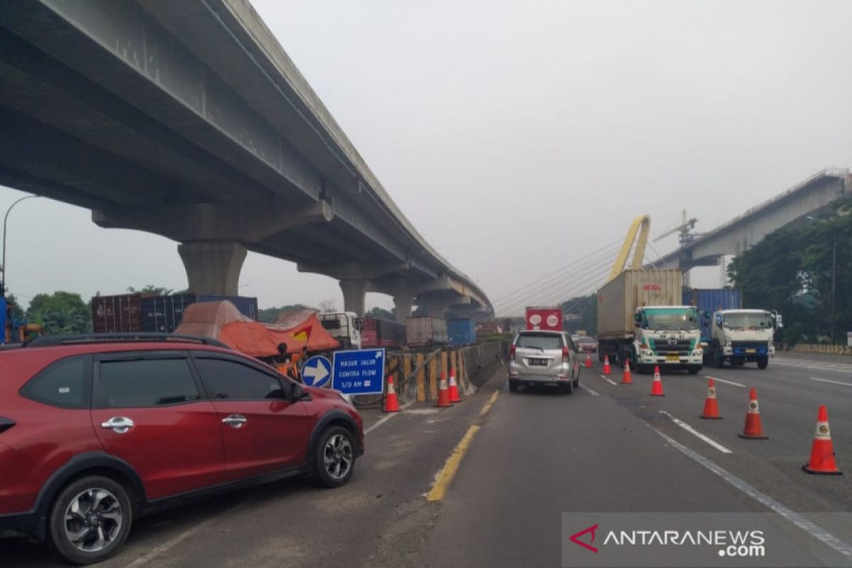 Urai kepadatan lalu lintas, Jasa Marga berlakukan contra flow dari KM 21-32 Tol Japek