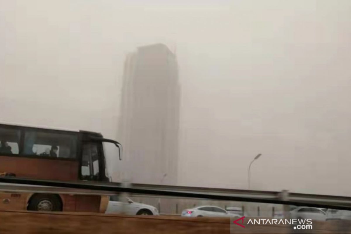 Beijing dilanda badai debu, langit menjadi kuning
