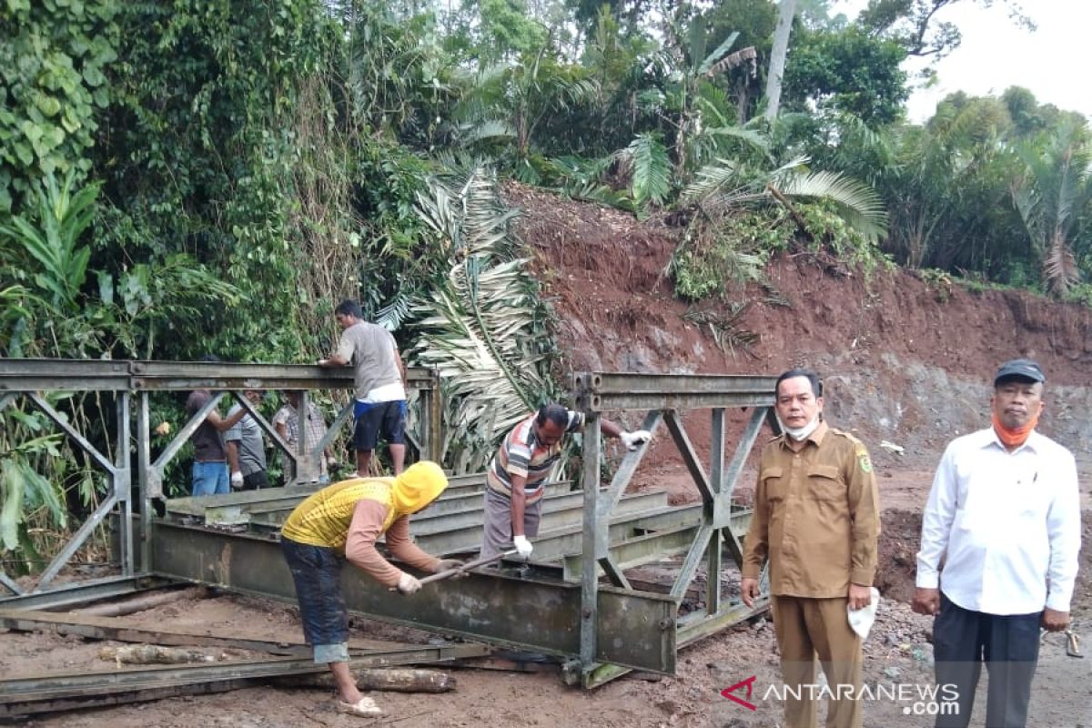 Jembatan bailey mulai di pasang, akses menuju Desa Sitaratoit yang sempat putus segera lancar kembali