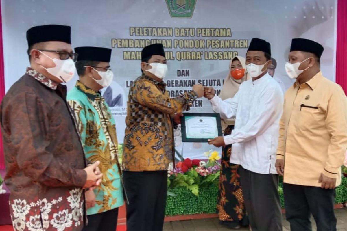 Dirjen Pendis Kemenag salurkan bantuan untuk Ponpes Lassang