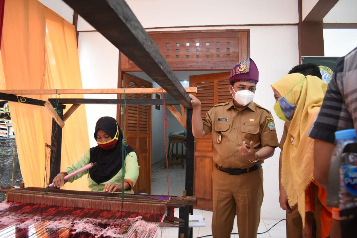 Rumah produksi tenun diharapkan bisa dongkrak ekonomi warga Pontianak