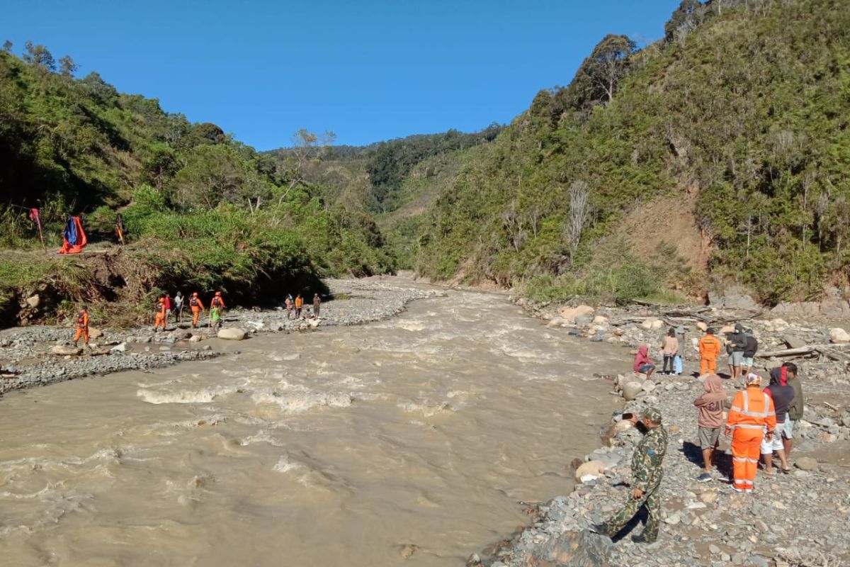 Tim SAR lanjutkan pencarian Dirman hilang terseret arus sungai