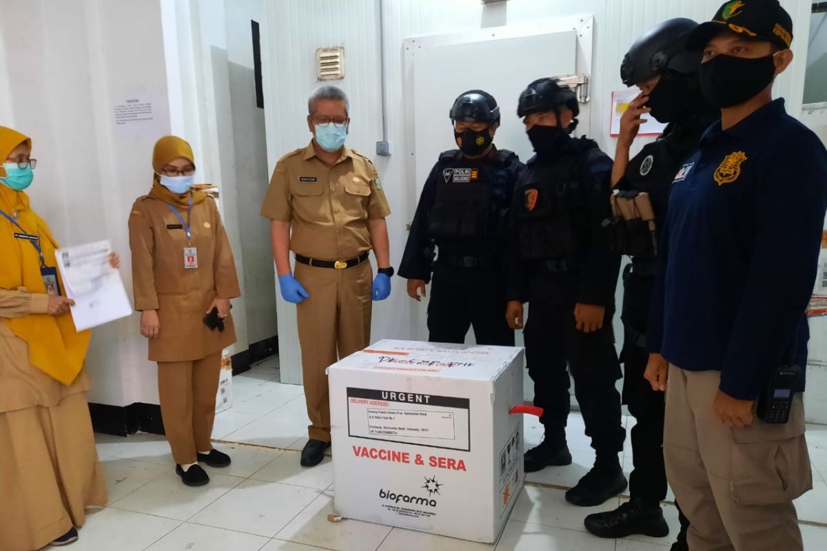 Puluhan personel Polda Kalbar kawal kedatangan vaksin COVID-19 di Bandara Supadio
