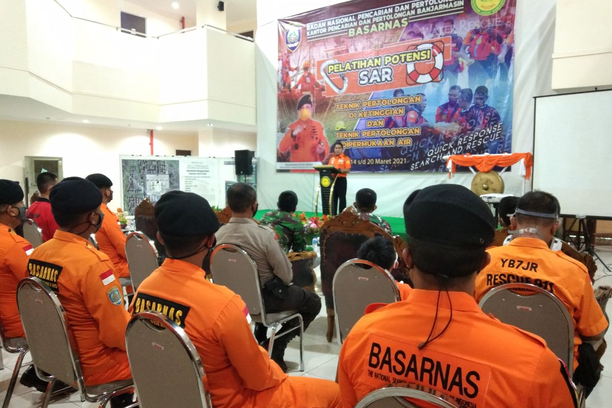 Kantor SAR Banjarmasin latih potensi SAR teknik pertolongan ketinggian dan permukaan air