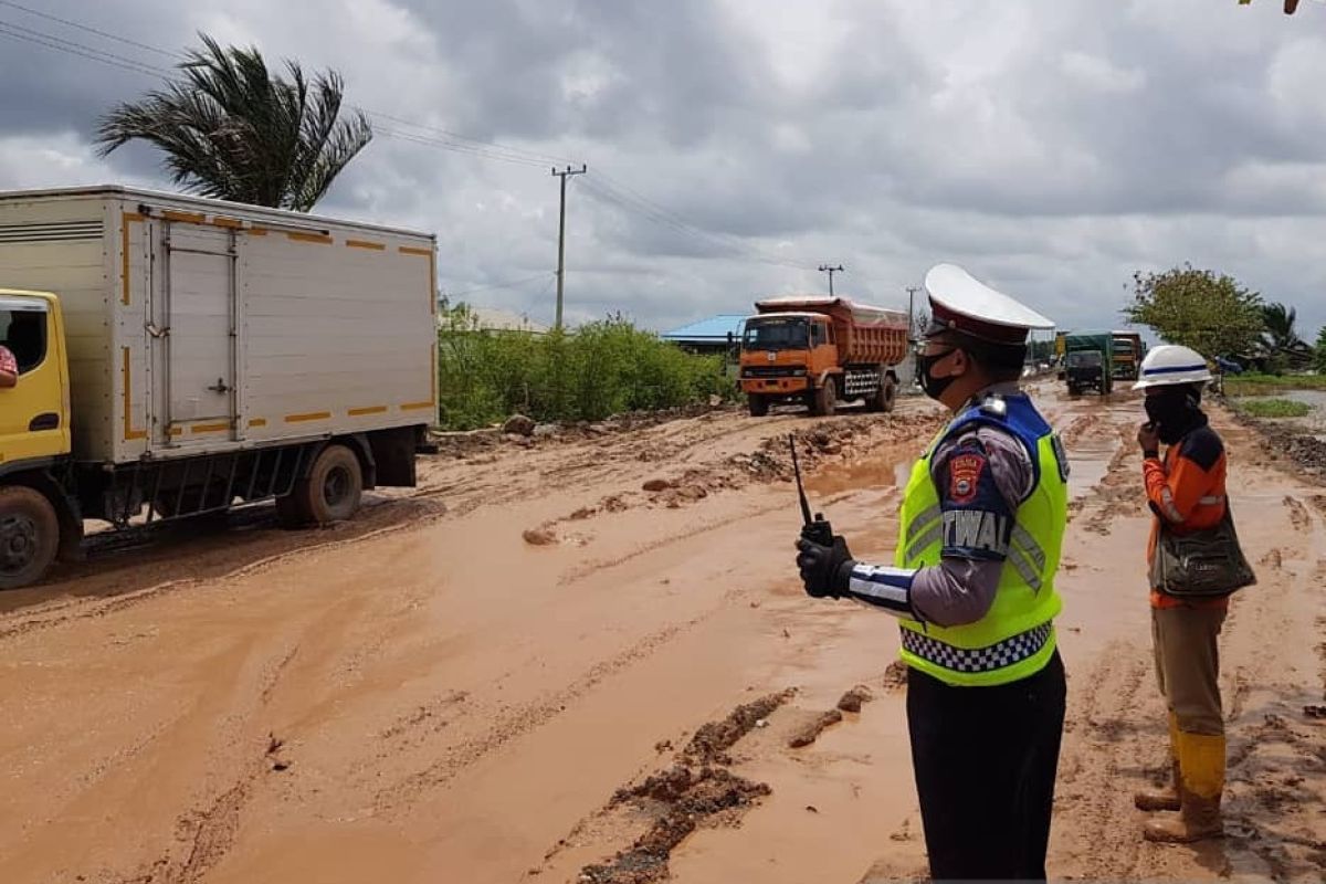 Perbaikan jalan Kalsel di Jalan Gubernur Syarkawi dikebut