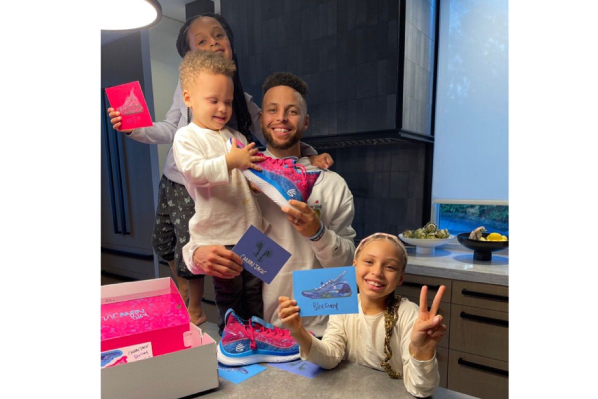 Stephen Curry dapat kado ultah sepatu hasil desain anak-anaknya