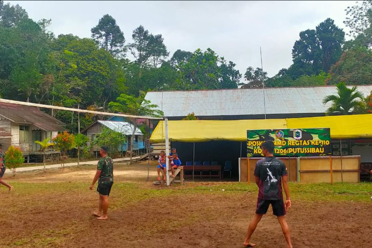 Anggota Satgas TMMD ke-110 melaksanakan olahraga pagi sebelum memulai pekerjaan