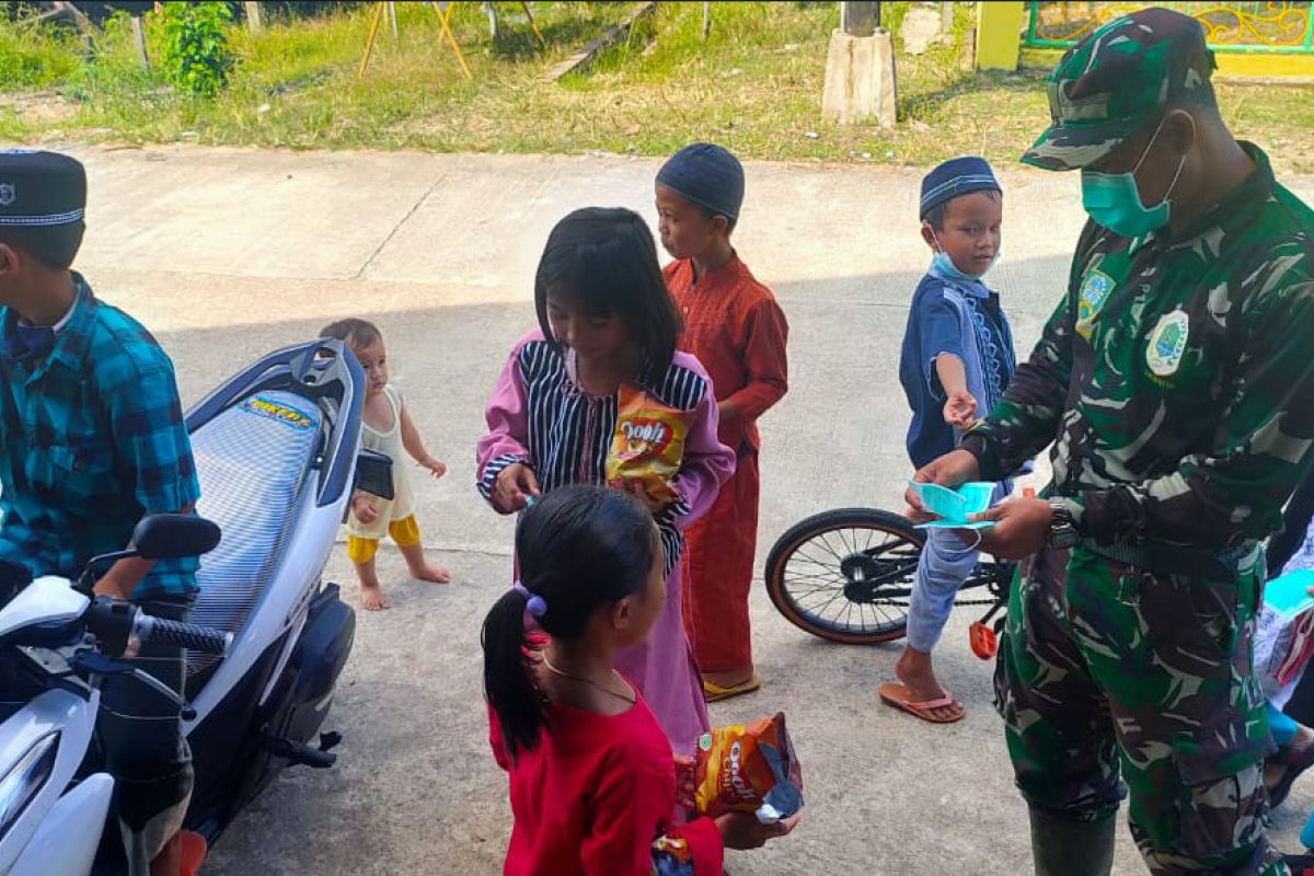 Satgas TMMD ke-110 Kodim 1206/PSB bagikan masker kepada anak-anak