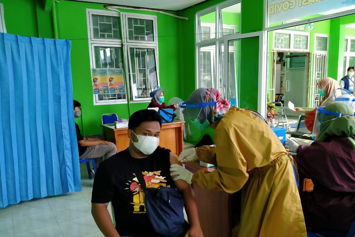 Jurnalis Belitung disuntik vaksin COVID-19