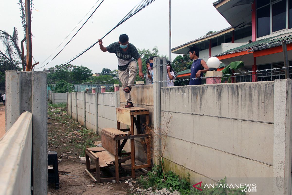 Satpol PP diinstruksikan bongkar tembok di Ciledug hambat akes warga