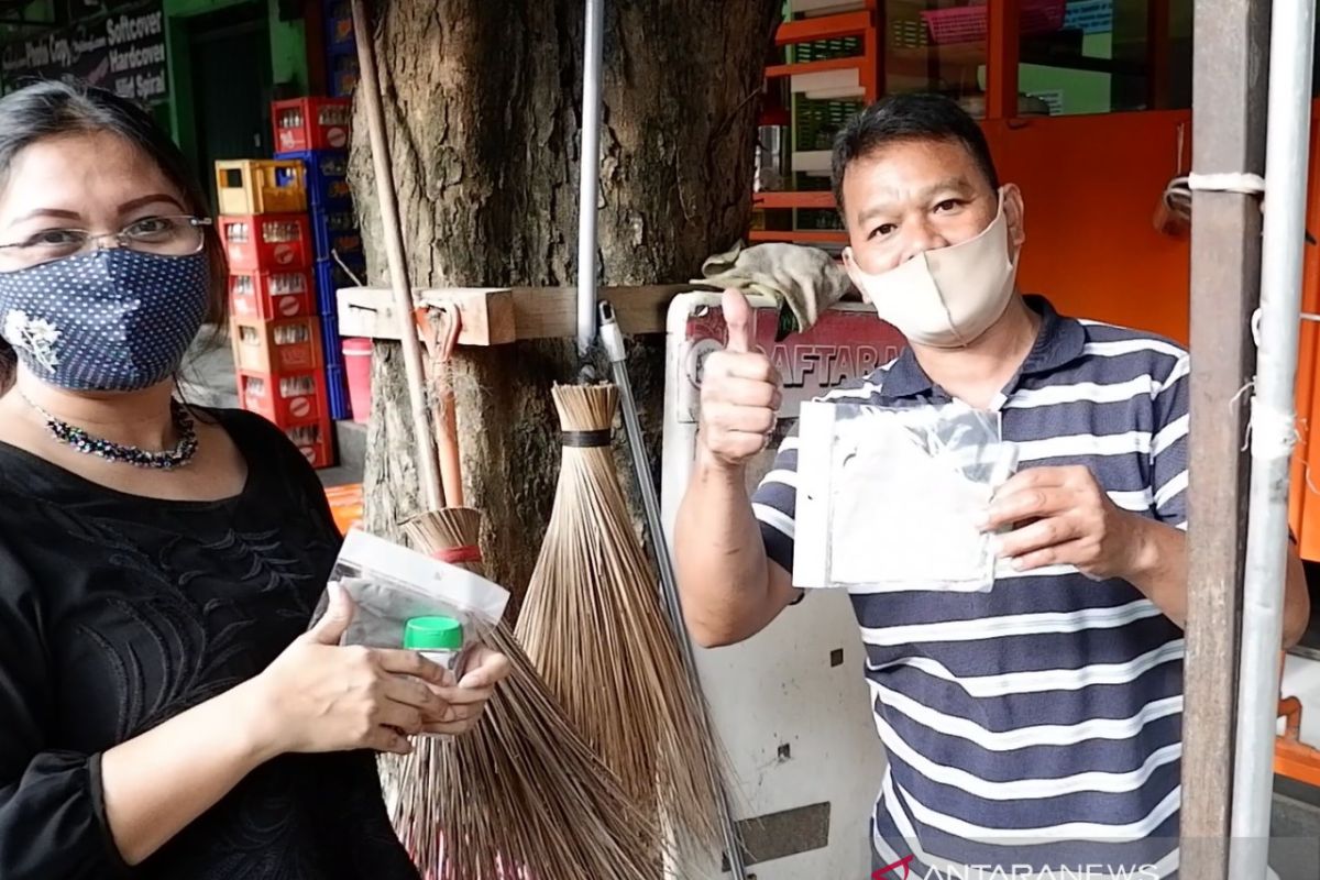 pegawai BPJAMSOSTEK cikokol bagikan ratusan masker - handsanitizer