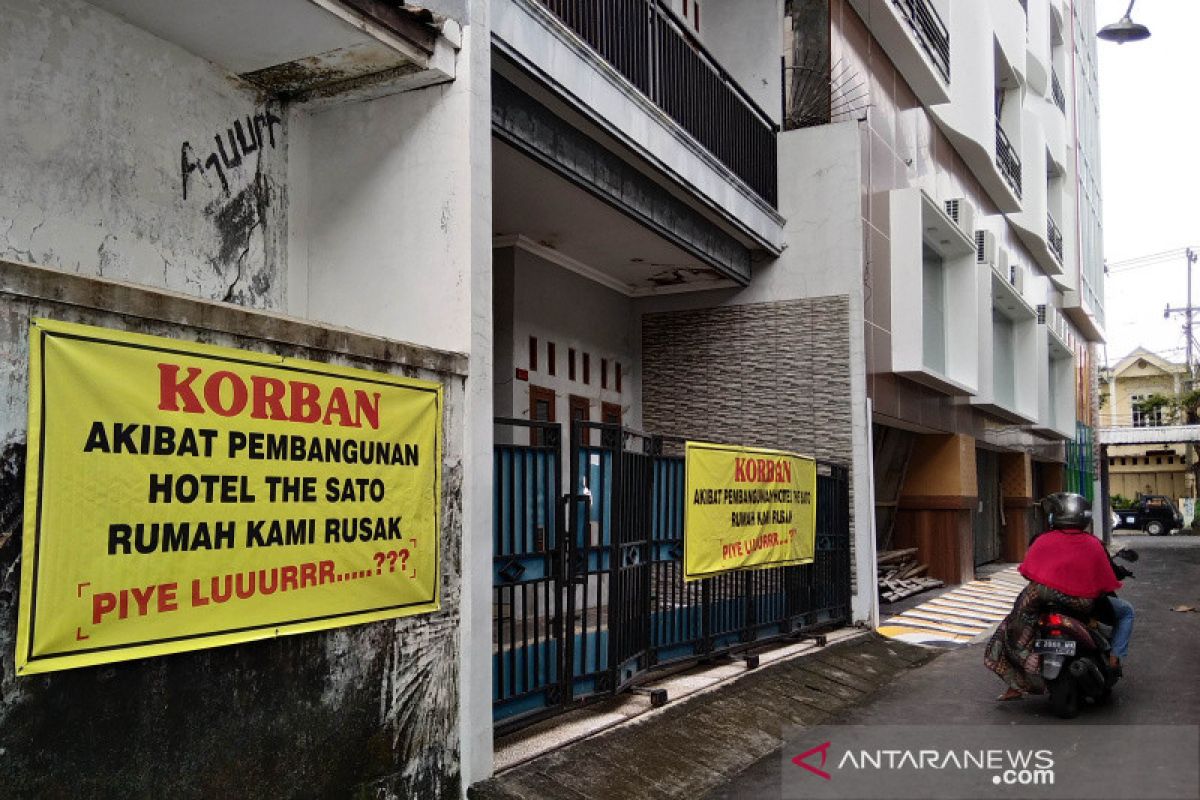 Pemilik Hotel Sato Kudus diminta ganti rugi atas kerusakan rumah warga