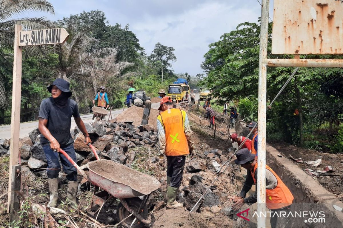 BPJN Jambi revitalisasi drainase jalan nasional dengan pola padat karya tunai