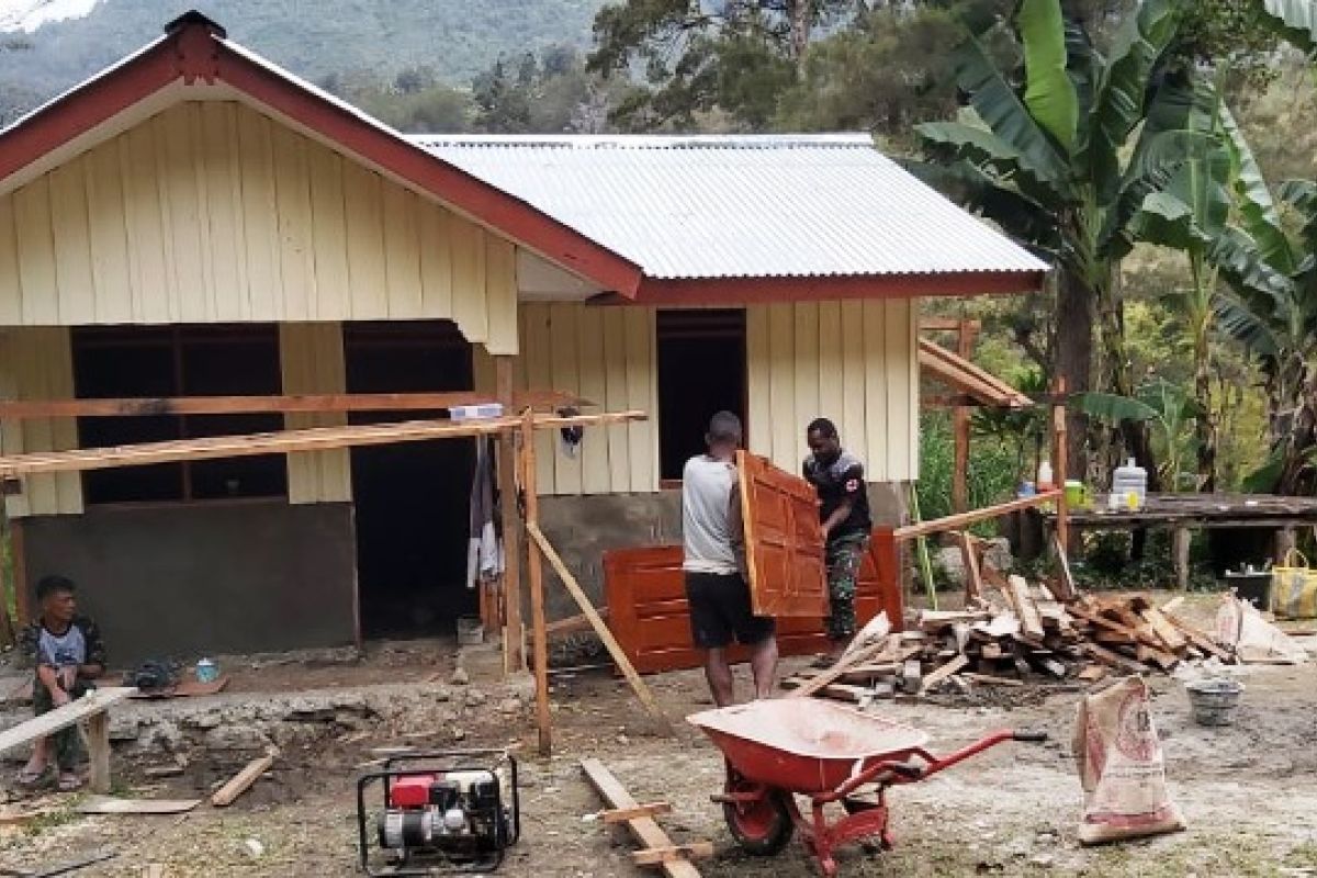 Satgas TMMD Kodim Jayawijaya bersama warga kampung Ibele lanjutkan kerja rumah