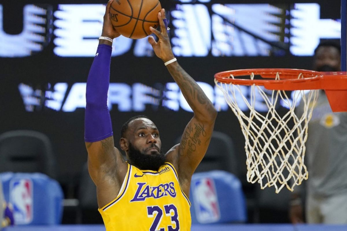 Ringkasan NBA: James, Antetokounmpo dan Harden cetak triple-double