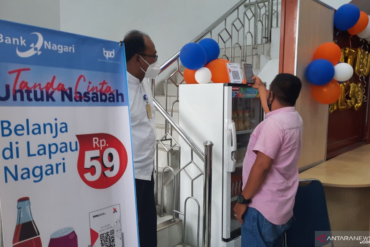 Bank Nagari Pariaman sosialisasikan penggunaan QRIS dengan jual minuman dengan harga cuma-cuma